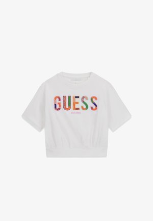 Weißes, kurzärmeliges, kurz geschnittenes T-Shirt mit bunten, gestickten "GUESS"-Buchstaben und kleinem pinkfarbenem "EST.1981"-Text darunter auf der Vorderseite.
