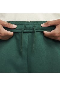 Nike Sportswear SPORTSWEAR CLUB FLEECE - Calças de fato de treino - gorge green gorge green white