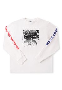 Άσπρο πουκάμισο με μακριά μανίκια που έχει μαύρο γραφικό σχέδιο στο στήθος, κόκκινες λεπτομέρειες στο αριστερό μανίκι και μπλε κείμε νο στο δεξί μανίκι.