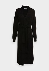 Czarny dziany długi kardigan z głębokim dekoltem w kształcie litery V, długimi rękawami i paskiem w talii. Całość zdobi teksturowany wzór.