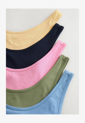 Vier tanktops in een rij: lichtgeel, marineblauw, roze, olijfgroen en lichtblauw. Zachte, rekbare katoenen stof met brede schouderbanden.