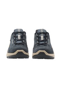 Para ciemnoszarych butów trekkingowych z czarnymi sznurowadłami, beżowymi podeszwami i oddychającym językiem z siateczki, widzianych z przodu na białym tle.