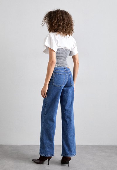 Baum und Pferdgarten NINI - Brīva piegriezuma džinsi - classic blue denim