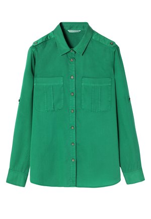 Zelená košela s dlhým rukávom vyrobená z hladkej tkaniny. Obsahuje dve náprsné vrecká a gombíkové detaily na pleciach. Klasický golier a zapínanie na gombíky.