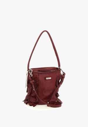 Borsa a mano in pelle bordeaux con dettagli frangiati, tracolla regolabile e ferramenta color argento. Presenta una forma strutturata e una superficie texturizzata.