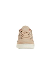 Sneaker in suede rosa chiaro con punta rotonda, chiusura a lacci e suola in gomma bianca testurizzata. Presenta il logo sulla linguetta e accenti rosa.