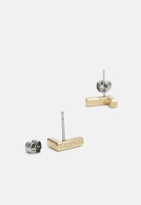 Boucles d'oreilles en or et en argent avec un design géométrique et un petit fermoir à tige. Gravé "LACOSTE" sur la pièce en or.