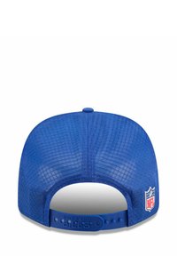 Blau strukturierte Baseballkappe mit Netzrücken, verstellbarem Snapverschluss und einem Logopatch mit NFL-Schild an der Seite.