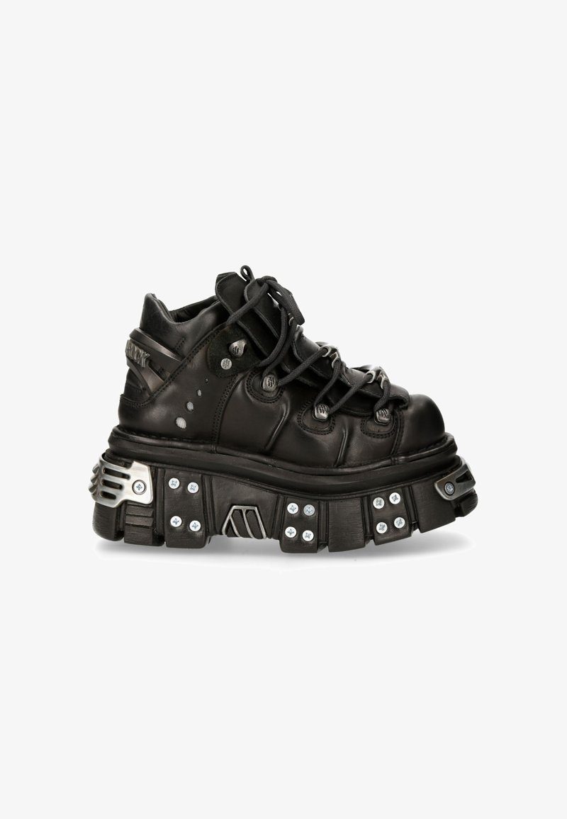 Stivale platform in pelle nera con suola spessa con borchie metalliche, viti e lacci, progettato in uno stile robusto e industriale.