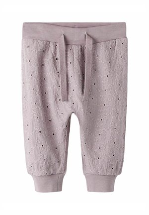 Pantalones cortos lavanda claro con patrones florales calados, cintura elástica con cordón y puños elásticos en los tobillos.