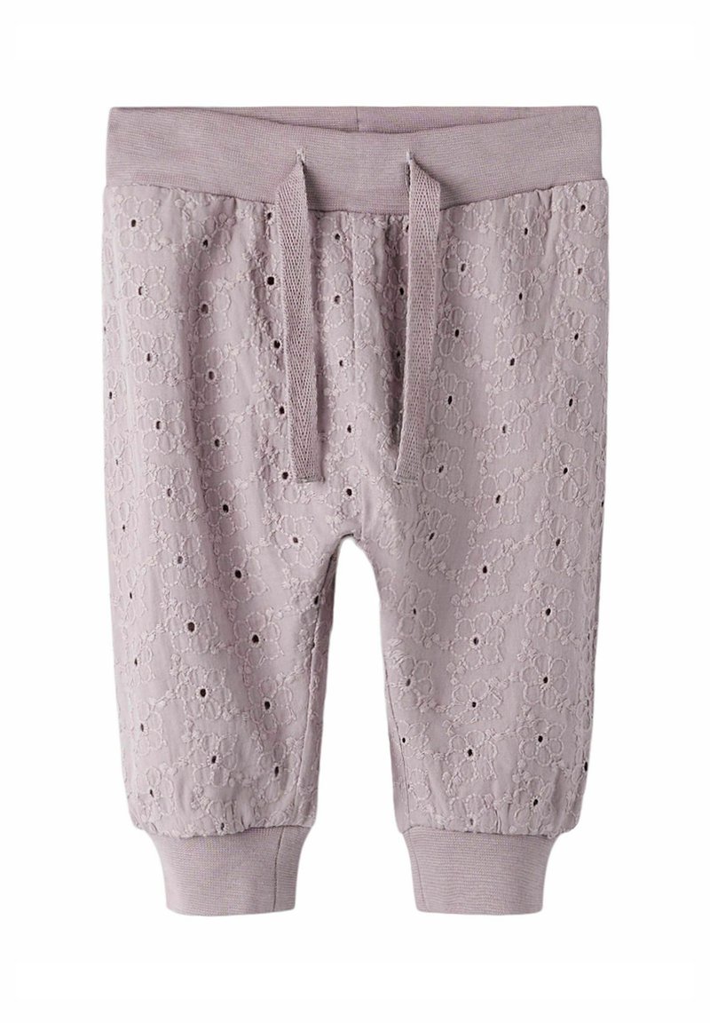 Pantalon court lavande clair avec motifs floraux en broderie anglaise, taille élastique avec cordon de serrage et poignets élastiques aux chevilles.