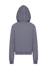 Bakside av en ensfarget grå hettegenser med lange ermer og ribbestrikkede mansjetter og kant.