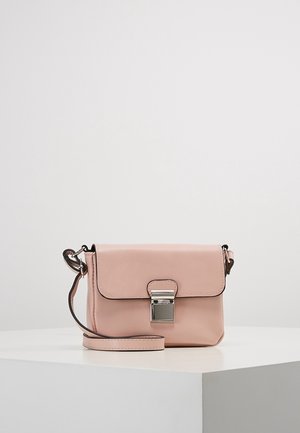 Roze nepleren crossbodytas met klepsluiting en metalen vierkante gesp. Voorzien van een afneembare riem en contrasterende zwarte bies.