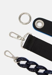 Sort stofrem med sølvhardware, blå accenter og en blank mørk kædelægning. Inkluderer en nøglering og en løbeattachment.