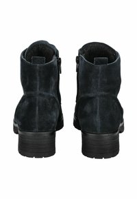 Bottes de cheville en suede bleu foncé avec une finition texturée, semelles en caoutchouc noir, zips latéraux et un design de bout légèrement arrondi.