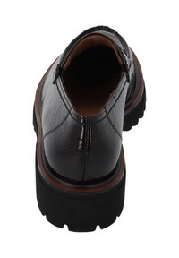 Scarpa in pelle verniciata nera con punta arrotondata, tomaia testurizzata, rifinitura marrone a contrasto e suola spessa in gomma nera.