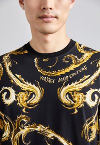 Versace Jeans Couture CHROMO - Tričko s potlačou - black/gold