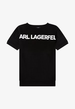 Czarny T-shirt z krótkim rękawem z białym, pogrubionym napisem "KARL LAGERFELD" na wysokości klatki piersiowej.