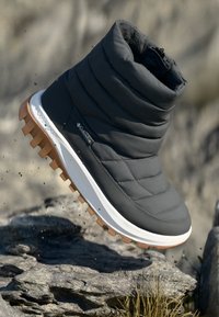 Boots griși de tip puffer cu textură matlasată, talpă intermediară albă și talpă exterioară rugoasă de culoare portocalie. Dispun de un logo pe lateral și un șiret înalt, căptușit.