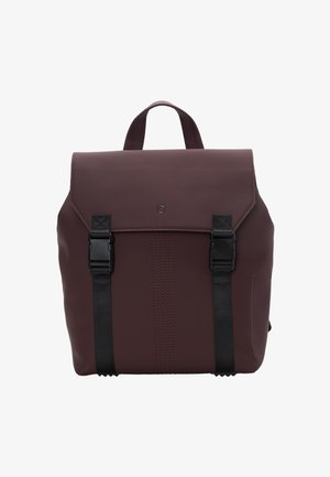 Bordowy plecak z klapką zapinaną na zakładkę, czarnymi klamrami oraz górnym uchwytem. Posiada pionowe przeszycia i teksturowany pasek.