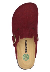 Rote Filz-Slipper mit verstellbarem Riegel und Metallbeschlägen, beiges konturiertes Fußbett mit grünem Spirallogo und dem Text "BRINKMANN".