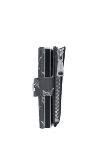 Cartera de cuero negra con cremallera plateada, patrón decorativo impreso, forma rectangular compacta, asegurada con cierre a presión.