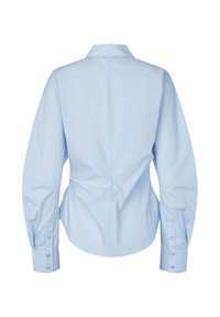 Chemise bleu clair à manches longues avec boutons et col, vue de dos, avec coutures ajustées et poignets boutonnés.