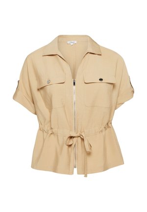 Beżowa kurtka z krótkim rękawem, dwoma kieszeniami na piersi, frontowym zamkiem, regulowanym paskiem w talii i kołnierzem.