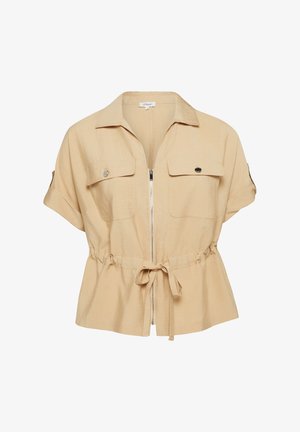 Beżowa kurtka z krótkim rękawem, dwoma kieszeniami na piersi, frontowym zamkiem, regulowanym paskiem w talii i kołnierzem.