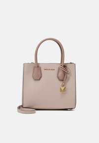 Borsa in pelle rosa con due manici corti, una tracolla removibile e un dettaglio con lucchetto dorato. Presenta il logo sul davanti.