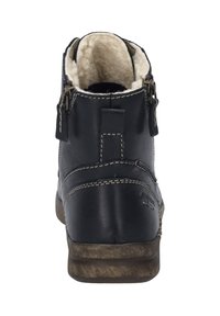 Černé kožené kotníkové boty s vlněnou podšívkou, které mají texturovanou podrážku, kontrastní šití a zipové detaily po stranách.