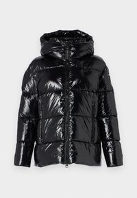 Chaqueta de plumas negra con un acabado brillante, gran capucha, cierre de cremallera y acolchado horizontal. Cuenta con dos bolsillos frontales y puños elásticos.
