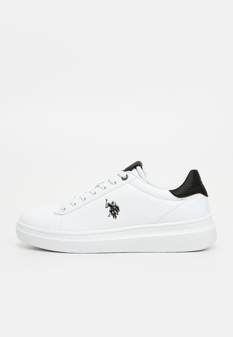 Sneaker in pelle bianca con finitura liscia, accentatura nera sul tallone, logo argentato sul lato e lacci rotondi. Suola in gomma con leggera elevazione.