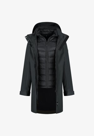 Zwarte drie-in-één jas met een buitenste softshell jas en een binnenste gewatteerde vest met rits, beide met voorritsen en een capuchon.