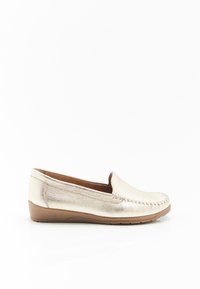 Scarpa slip-on in oro metallico con tomaia in morbida pelle, punta arrotondata, cuciture decorative e suola in gomma bassa. Texture liscia.