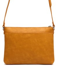 Bolso de hombro de piel en color mostaza, con una textura suave, forma rectangular, cierre superior y un sutil detalle del logo en la parte inferior.