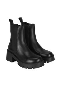 Une paire de bottes Chelsea en cuir noir avec des semelles épaisses et des panneaux latéraux élastiques, dotées de poignées à l'arrière.