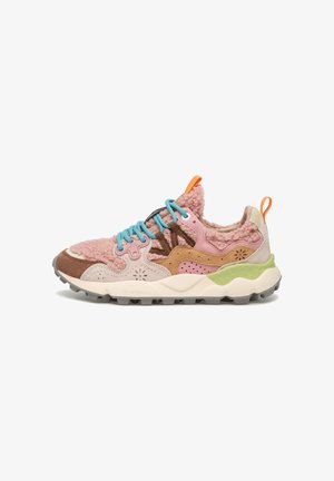 Sneaker multicolore con materiali rosa, marrone e crema, tessuto testurizzato, lacci blu, accenti verdi sulla suola e un design distintivo.