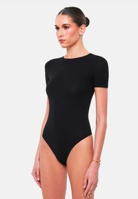 Zwart kort mouwend bodysuit van glad, rekbaar materiaal; heeft een ronde halslijn en hoge beenopeningen.