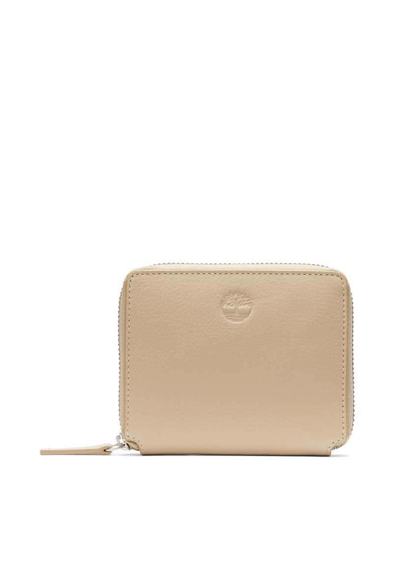 Portafoglio in pelle beige con superficie texturizzata, chiusura con zip e logo in rilievo sul fronte. Forma rettangolare compatta con bordi cuciti.