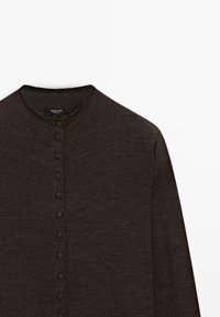 Cardigan lungo marrone a maniche lunghe con scollatura rotonda e una fila di bottoni rivestiti in tessuto dello stesso colore sul davanti.