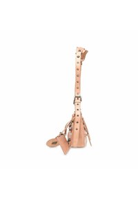 Borsa a tracolla in pelle rosa chiaro con tracolla regolabile, fibbia in argento e piccolo pon-pon e tasca attaccata, mostrata di lato.