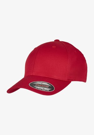 Cappello da baseball rosso in tessuto, con visiera curva e corona a sei pannelli. Include un'etichetta Flexfit sulla parte frontale per indicare la misura.