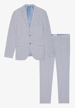 Lys blå jakkesæt med et ternet mønster, inklusive en blazer med klippet revers og matchende bukser. Indeholder to sidelommer og to knapper.