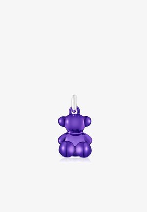 Charm en forme d'ours en peluche violet fabriqué en matériau brillant, avec un corps et une tête arrondis, et une boucle en argent pour l'attache en haut.
