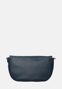 Middengrote navy leren clutch met een gladde textuur, ronde vorm en zilverkleurige hardware. Voorzien van een rits aan de bovenkant voor gemakkelijke toegang.