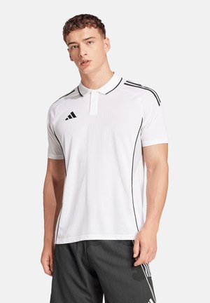 Witte poloshirt met zwarte accenten, voorzien van een kraag, korte mouwen, zijkanten met strepen en een adidas-logo. Gladde stoffen textuur.