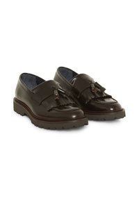 Mørkebrune læder loafers med kvaster, frynset detaljer og robuste gummisåler vist side om side.