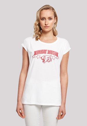 Weißes Baumwoll-T-Shirt mit umgeschlagenen kurzen Ärmeln. Roter "EAST HIGH"-Text und ein Wildkatzen-Motiv, umgeben von roten Sternen, auf der Vorderseite.