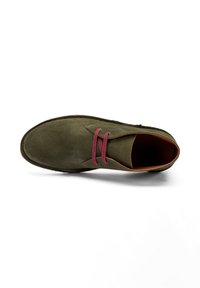 Scarpa verde oliva con punta arrotondata, caratterizzata da lacci bordeaux e un interno marrone, su uno sfondo bianco.